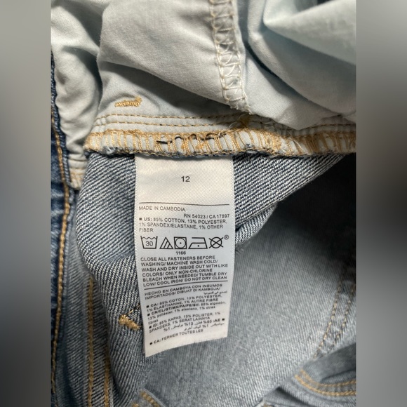 Old Navy Mid-Rise Boyfriend Denim Jean - Picture 2 of 8